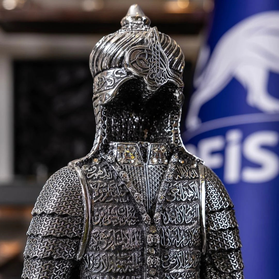 Conquest Armor Figurine | 30 cm Polyester