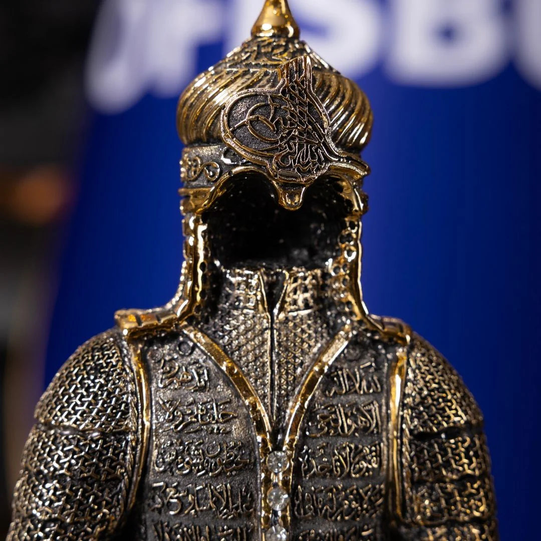 Conquest Armor Figurine | 30 cm Gold Polyester